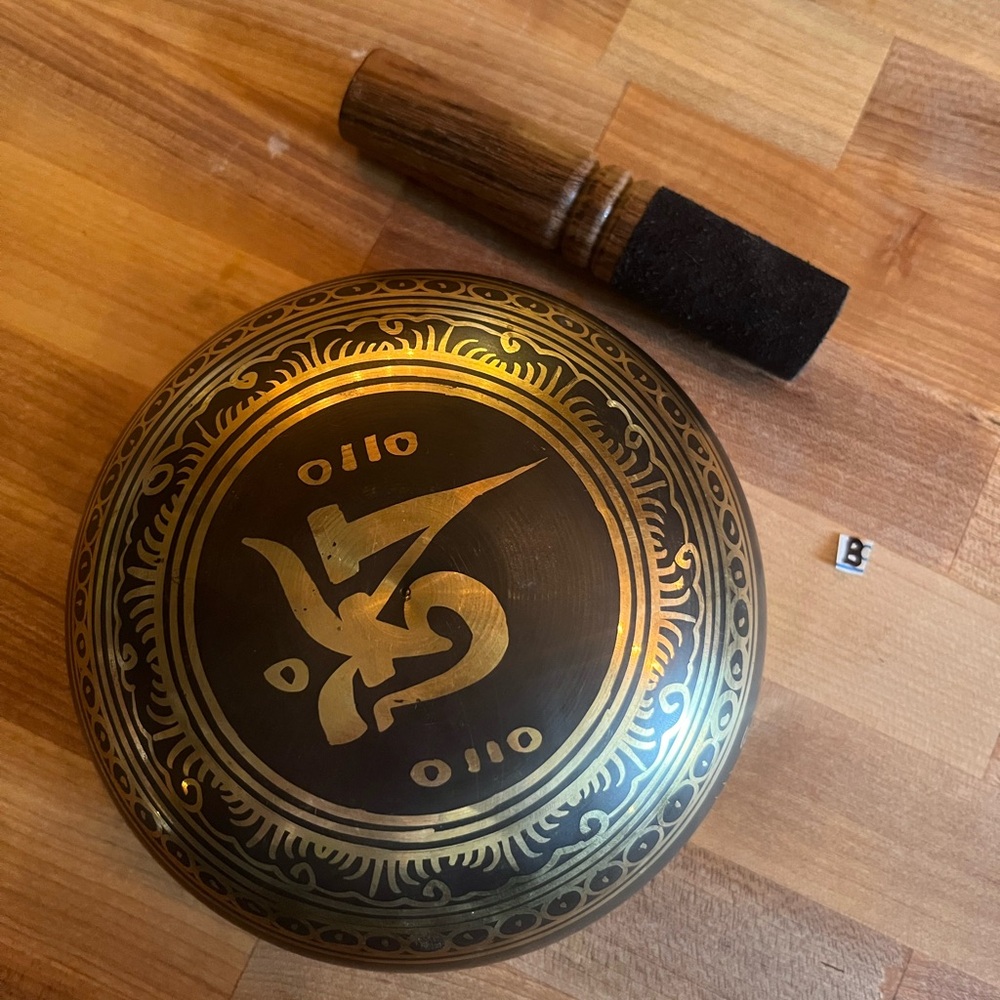 Tibet Sahasrara Singing Bowl Crown Chakra B Note Singing Bowl with Mallet - Picture 7 of 11